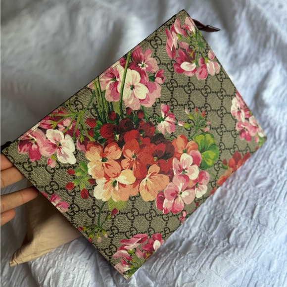 Gucci supreme monogram blooms cosmetic case 💗💗💗 - Picture 11 of 12